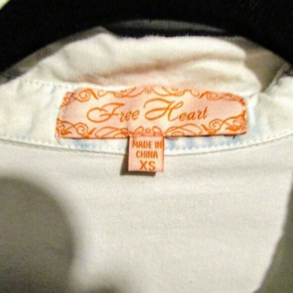 Free Heart XS Distressed Cropped Button - Picture 4 of 9